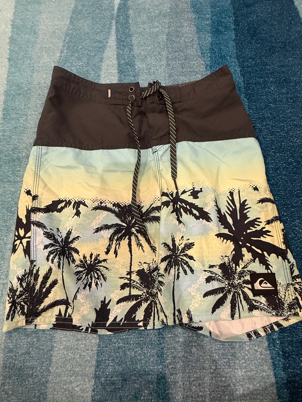 Quiksilver Boys Black Waist Gradient Blue & Cream Palm Swim Trunks, size 25/10